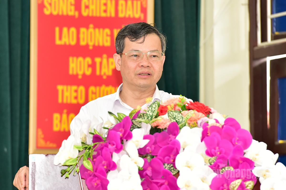 Chủ tịch HĐND tỉnh Nguyễn Văn Sơn phát biểu với cán bộ, chiến sỹ Đồn Biên phòng Lũng Cú.