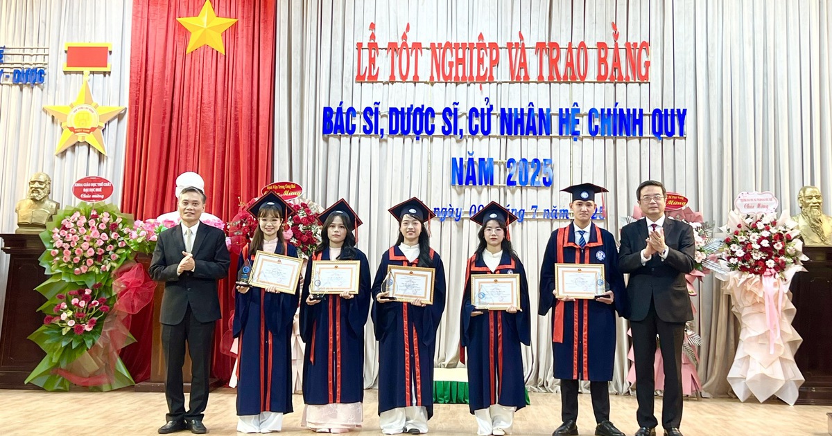 Lãnh đạo Trường ĐH Y dược Huế nhắn gửi tân cử nhân việc tinh gọn bộ máy