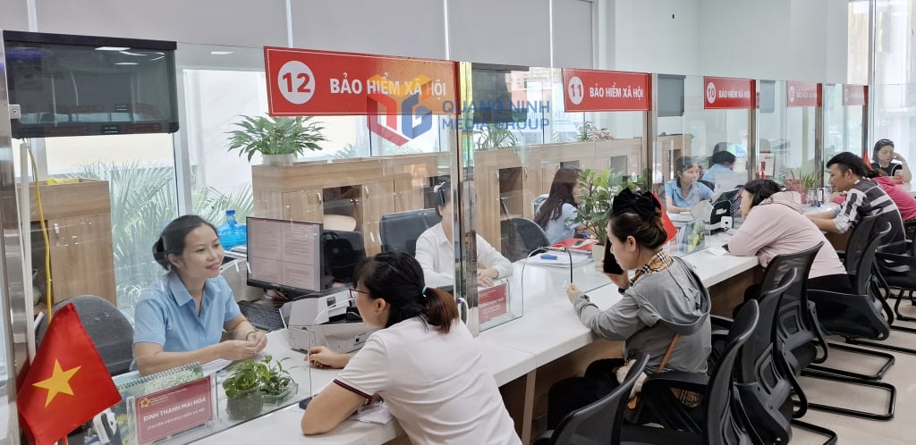 Người dân đến giải quyết các thủ tục liên quan chế độ, chính sách BHXH, BHYT, BHTN tại Trung tâm Hành chính công phường Hồng Gai sau khi vận hành chính quyền 2 cấp.