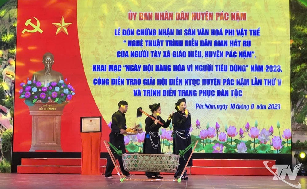Bà Mỵ trình diễn hát ru tại Lễ đón nhận di sản văn hoá phi vật thể  Nghệ thuật trình diễn dân gian hát ru của người Tày xã Giáo Hiệu (nay là xã Bằng Thành).