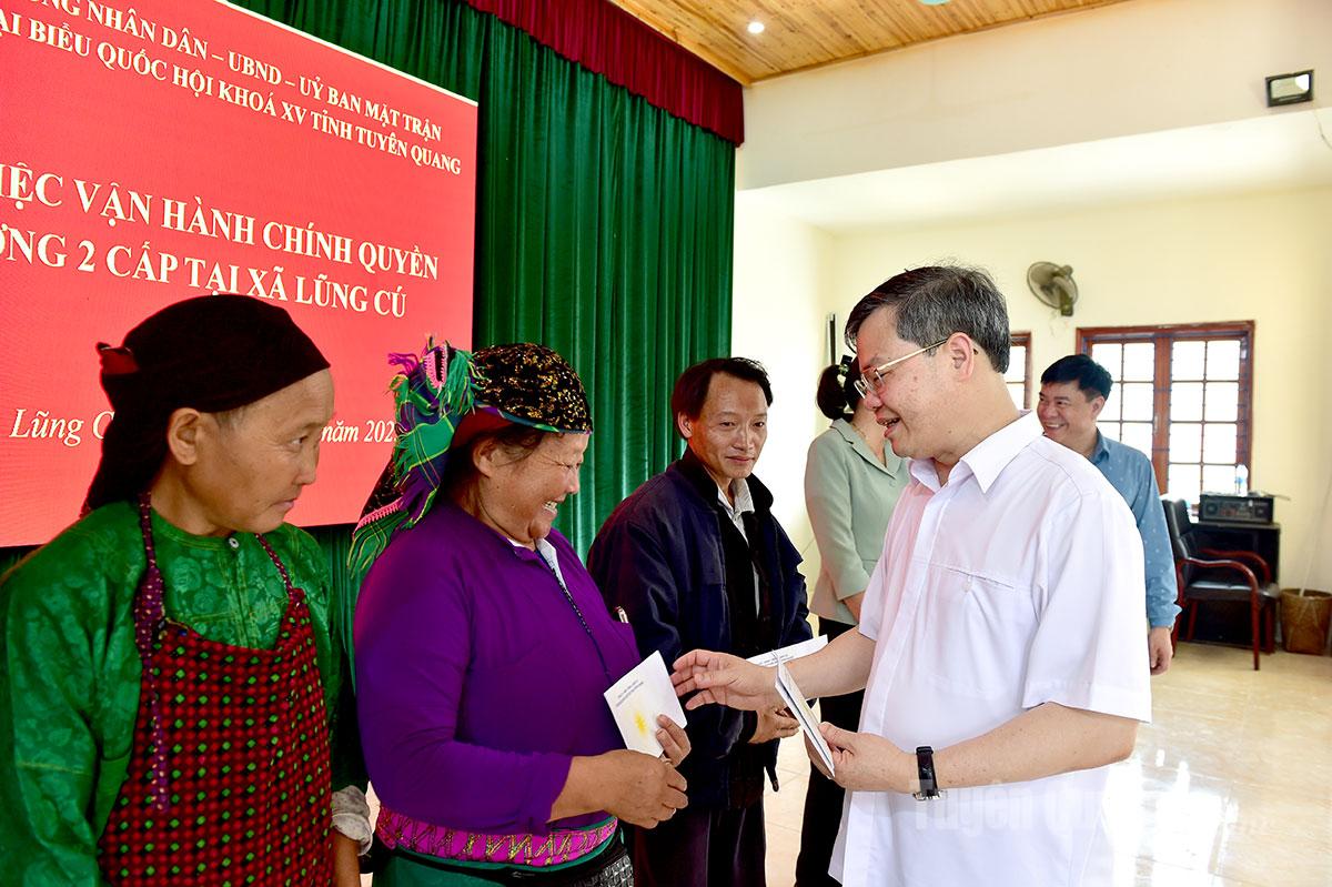 Đồng chí Chủ tịch HĐND tỉnh Nguyễn Văn Sơn trao quà cho các gia đình chính sách xã Lũng Cú.