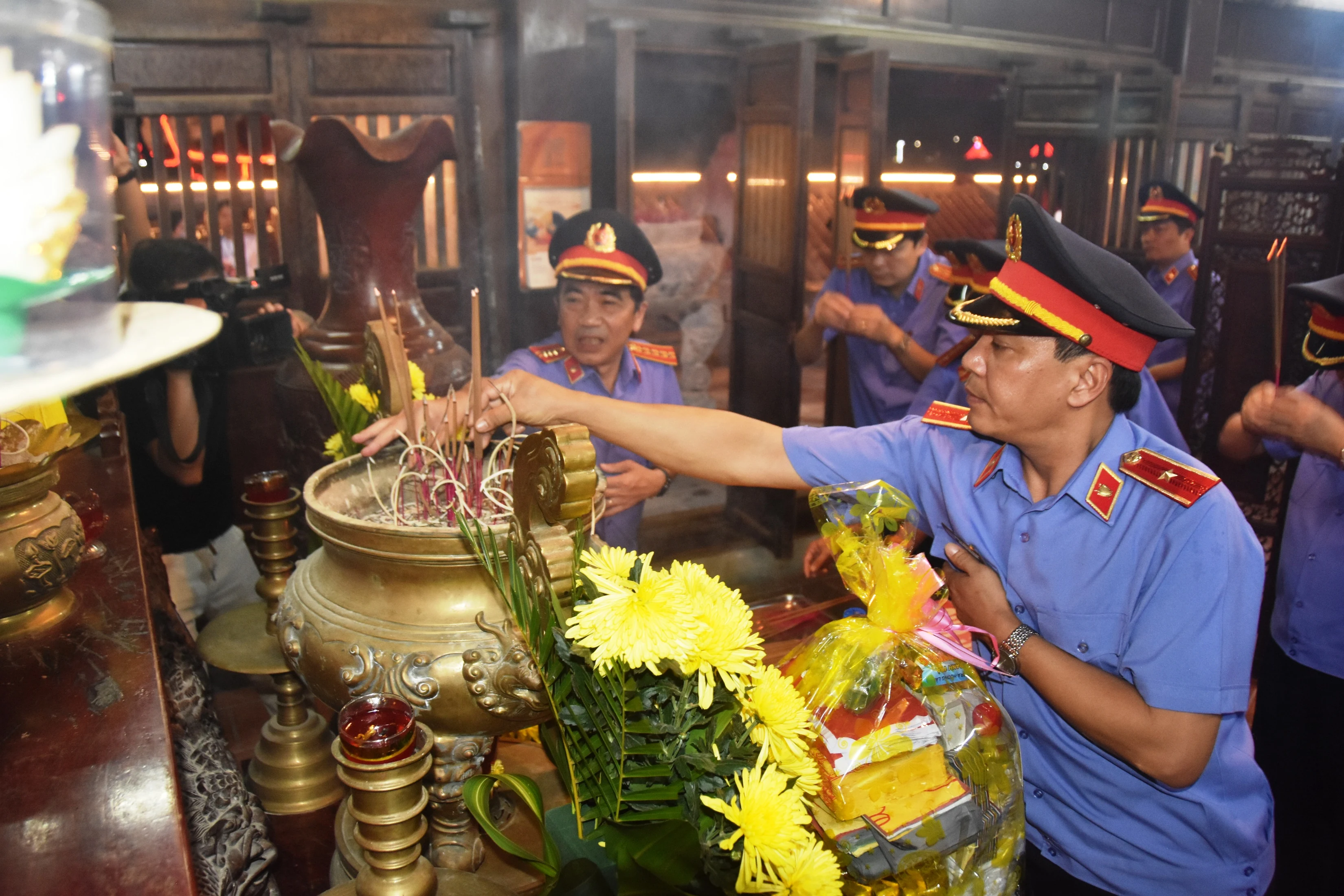 Viện kiểm sát nhân dân tỉnh Quảng Trị tổ chức “Đêm hoa đăng” tri ân các Anh hùng liệt sĩ