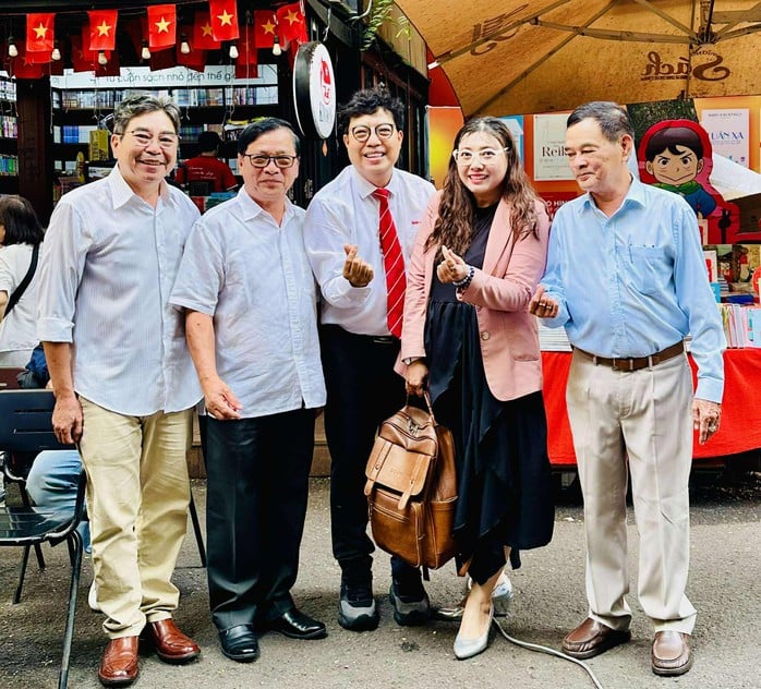 NSND Trọng Phúc, Thanh Hằng xúc động nói về công trình sách "Sân khấu cải lương" - Ảnh 7.
