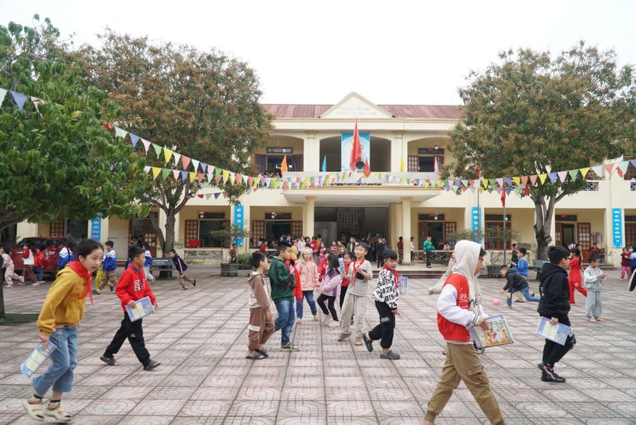 Giờ ra chơi tại Trường Tiểu học Nguyễn Thị Minh Khai (xã Hưng Nguyên, Nghệ An). Ảnh: Hồ Lài