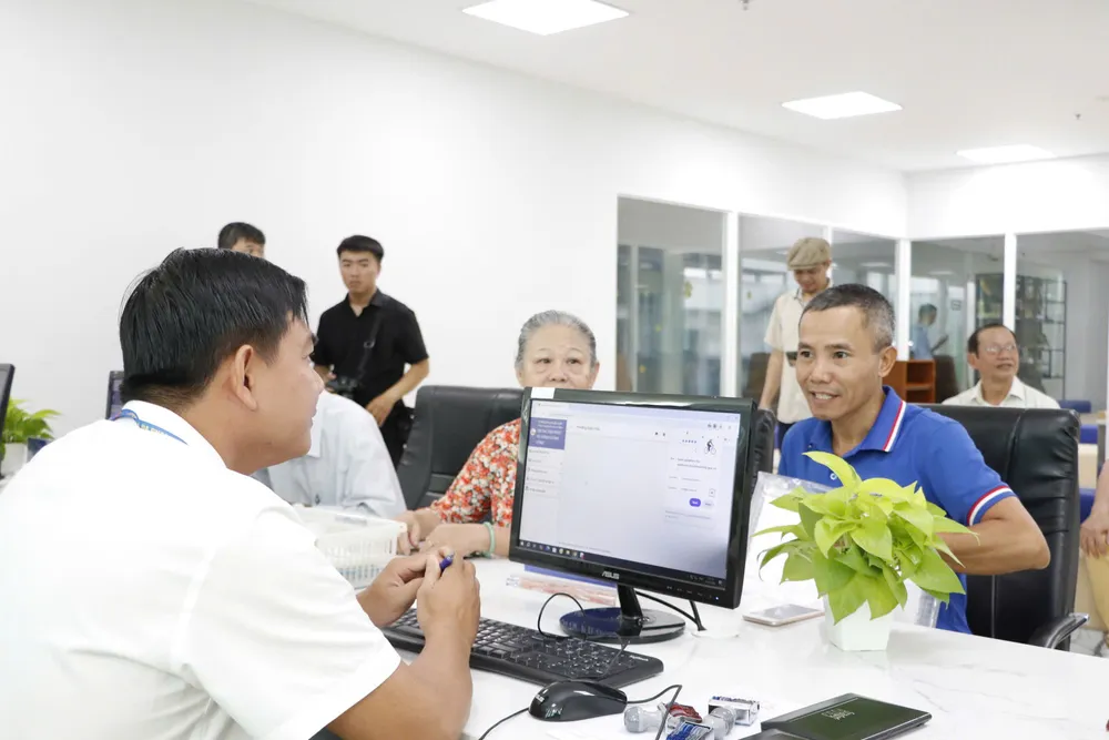 Công chức Trung tâm Phục vụ hành chính công phường Xuân Hòa (TPHCM) giải quyết hồ sơ thủ tục hành chính cho người dân trên cổng dịch vụ công