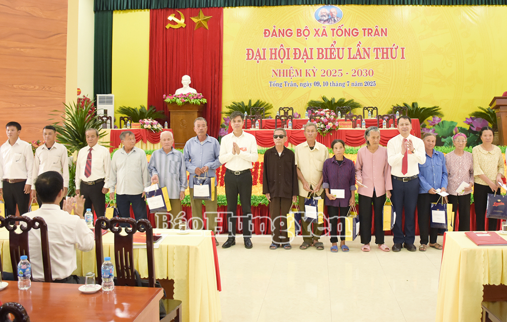 Comrade Head of the Provincial Party Committee's Propaganda and Mass Mobilization Department and leaders of Tong Tran commune presented gifts to poor households and policy families.