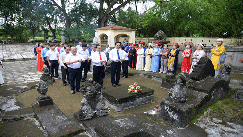 ผู้นำท้องถิ่นจุดธูปเทียนที่สุสานหลวง แขวงซอนกวี จังหวัดด่งท้าป