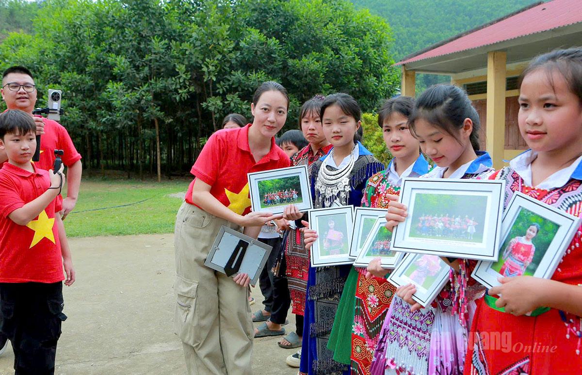 Chị Nguyễn Thị Luyến với trẻ em vùng cao nguyên đá Đồng Văn.