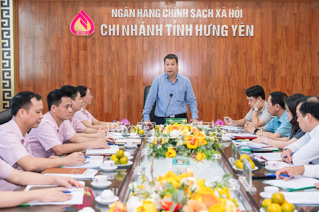 Đồng chí Nguyễn Mạnh Hùng, Phó Bí thư Tỉnh ủy, Chủ tịch Ủy ban MTTQ Việt Nam tỉnh phát biểu tại hội nghị