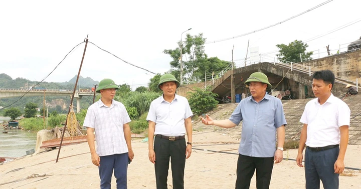 ពិនិត្យការងារធានាសុវត្ថិភាពនៅខាងក្រោមទឹក នៅពេលដំណើរការអាងស្តុកទឹកវារីអគ្គីសនី Hoa Binh