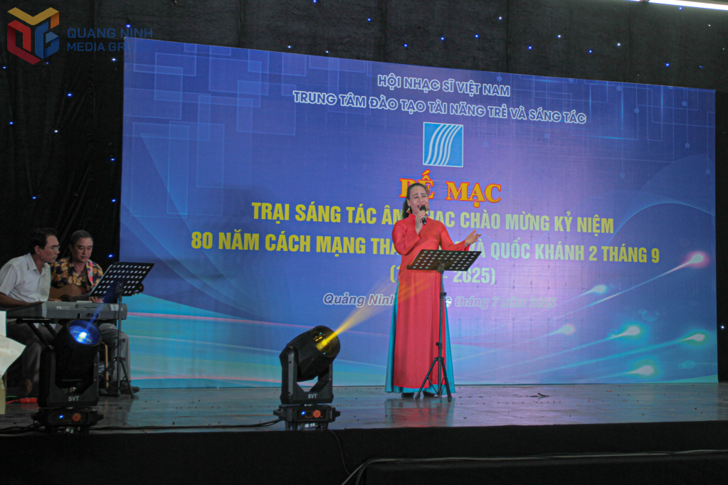 Một ca khúc được trình bày báo cáo tại chương trình.
