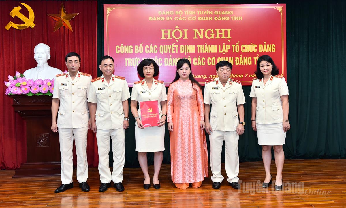 សមមិត្ត Nguyen Thi Huong អនុលេខាគណៈកម្មាធិការបក្សនៃស្ថាប័នបក្សខេត្ត បានធ្វើបទបង្ហាញអំពីសេចក្តីសម្រេចតែងតាំងគណៈកម្មាធិការបក្សដល់គណៈកម្មាធិការបក្សអយ្យការប្រជាជនខេត្ត។