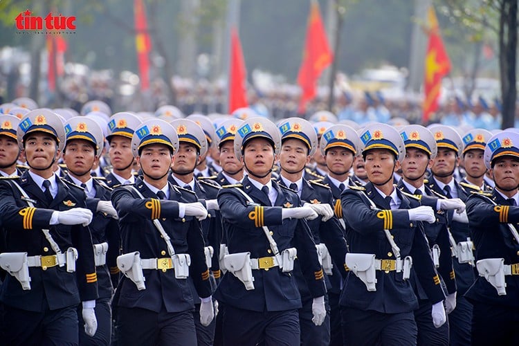 Những bước chân đều tăm tắp của các chiến sĩ tạo nên khí thế hào hùng.
