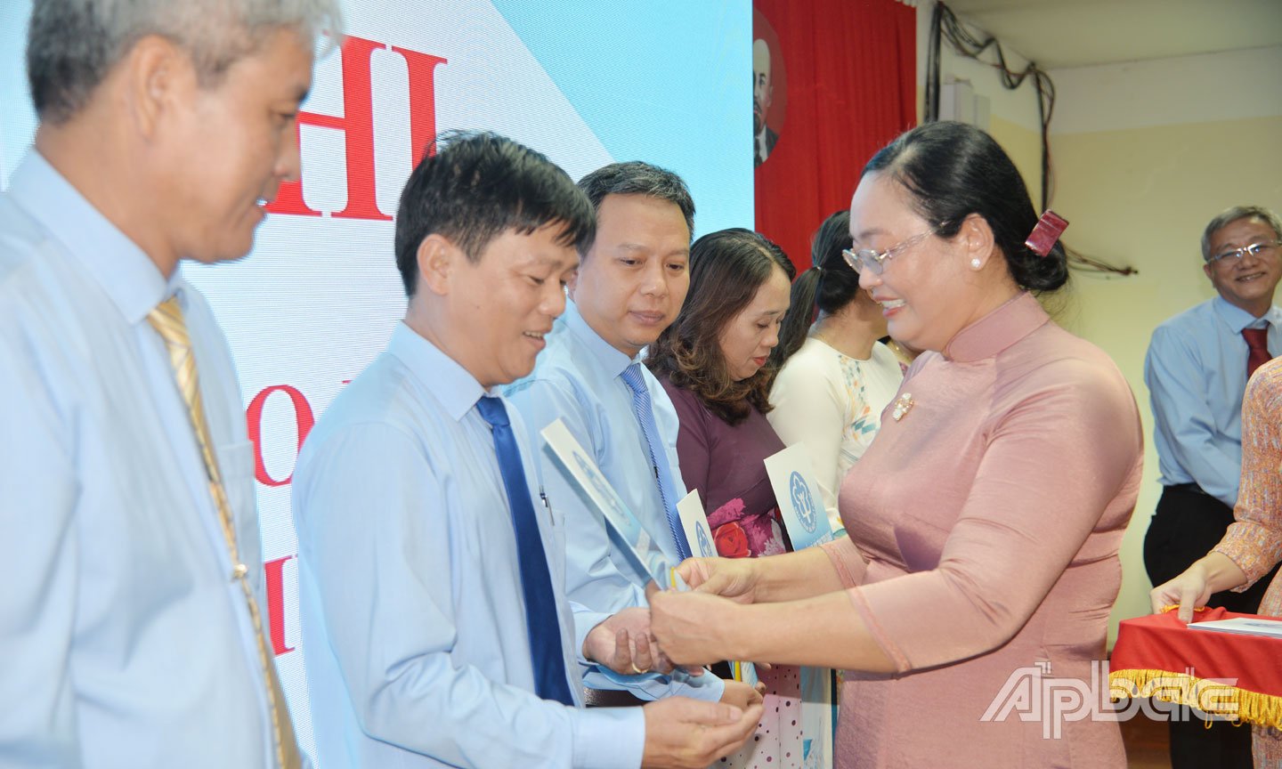 Giám đốc BHXH khu vực XXXIII Huỳnh Nguyễn Phương Oanh trao thưởng cho các tập thể có thành tích xuất sắc trong thực hiện các phong trào thi đua yêu nước của ngành BHXH Việt Nam giai đoạn 2020 - 2025.