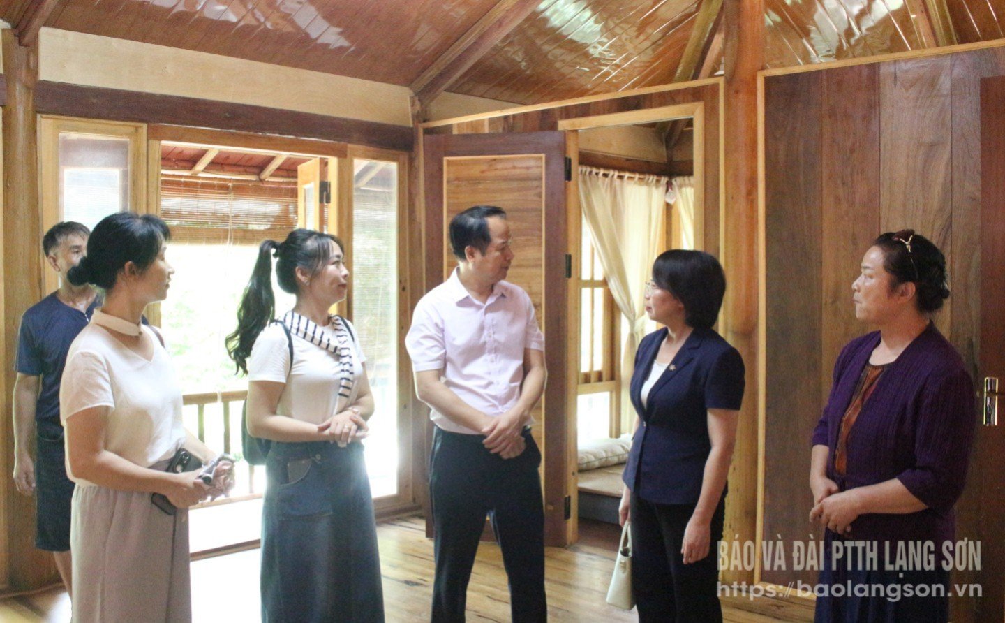 Members of the delegation surveyed the facilities at Son Thuy homestay (Huu Lien commune)