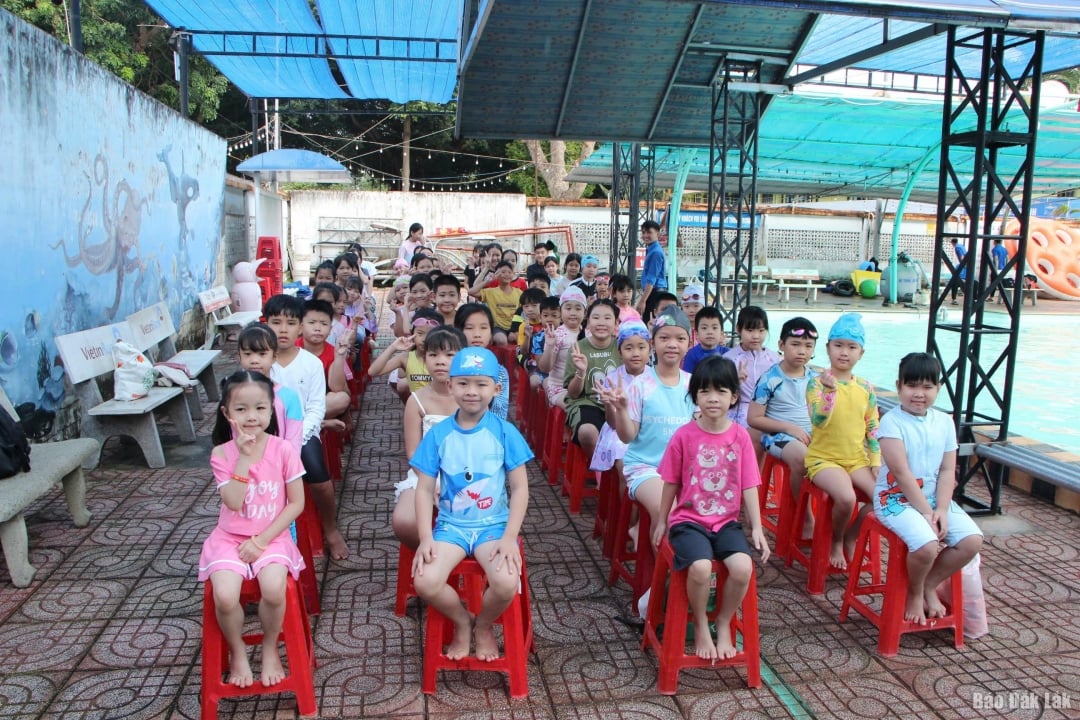 Đông đảo thiếu nhi tham gia hoạt động.