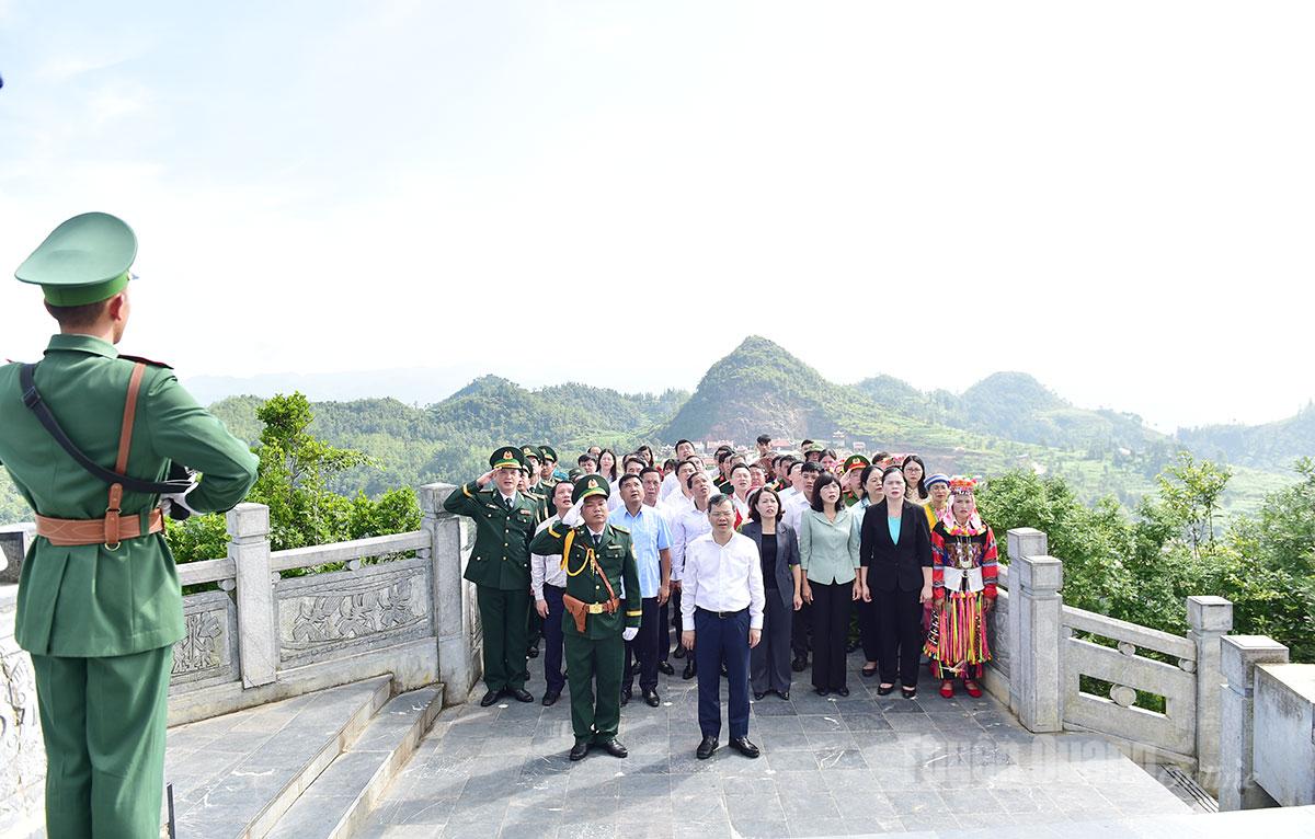 Đồng chí Chủ tịch HĐND tỉnh Nguyễn Văn Sơn cùng các đồng chí lãnh đạo tỉnh, cán bộ, chiến sỹ, nhân dân xã Lũng Cú thực hiện nghi thức chào cờ tại Cột cờ Quốc gia Lũng Cú.