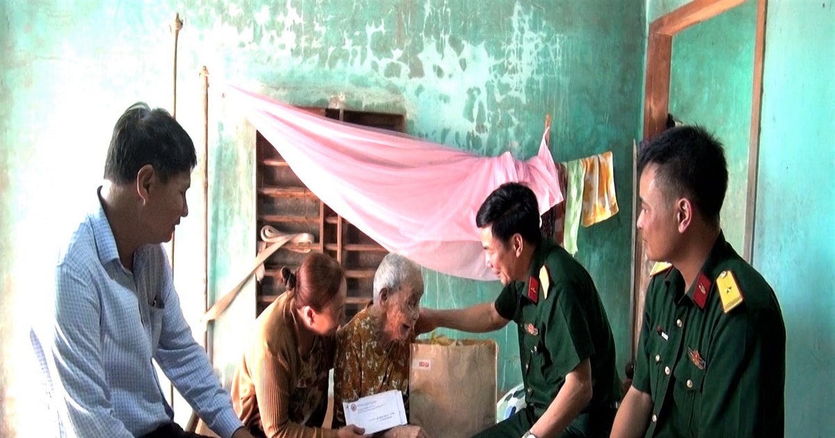 Le Corps blindé rend hommage aux mères vietnamiennes héroïques des communes de Thang An et de Thang Binh