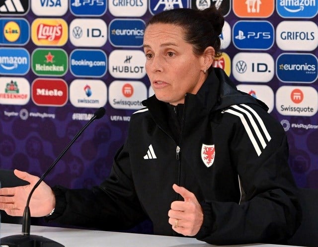 Rhian Wilkinson, huấn luyện viên trưởng đội tuyển nữ Xứ Wales tại họp báo.  (Ảnh: Chris Ricco/Uefa/Getty Images)
