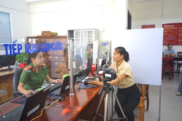 Lực lượng Công an tích cực hỗ trợ người dân thực hiện thủ tục hành chính sau sáp nhập- Ảnh 1.