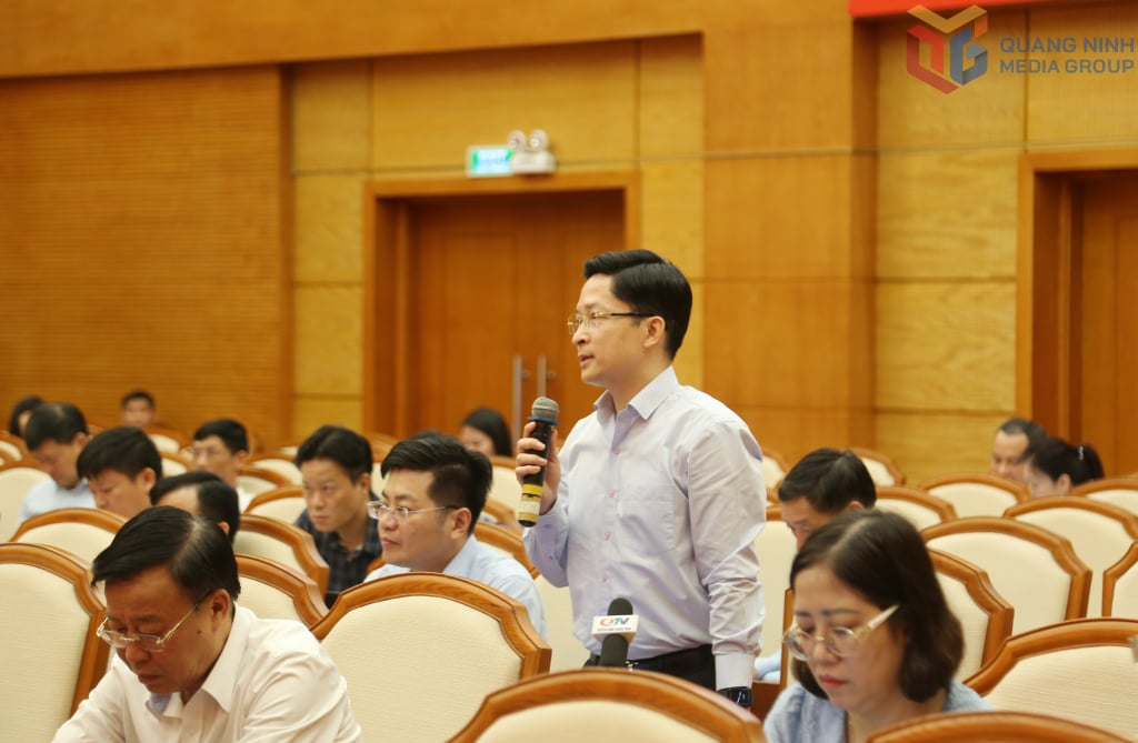 Đồng chí Phạm Lê Hưng, Bí thư Đảng ủy phường Cẩm Phả, phát biểu tại hội nghị.