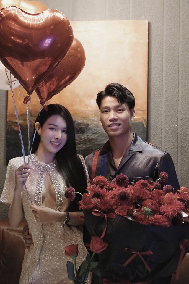 Vũ Văn Thanh khoe ảnh tình tứ cùng bạn gái hot girl, kèm ‘thông điệp’ đáng yêu!- Ảnh 2.