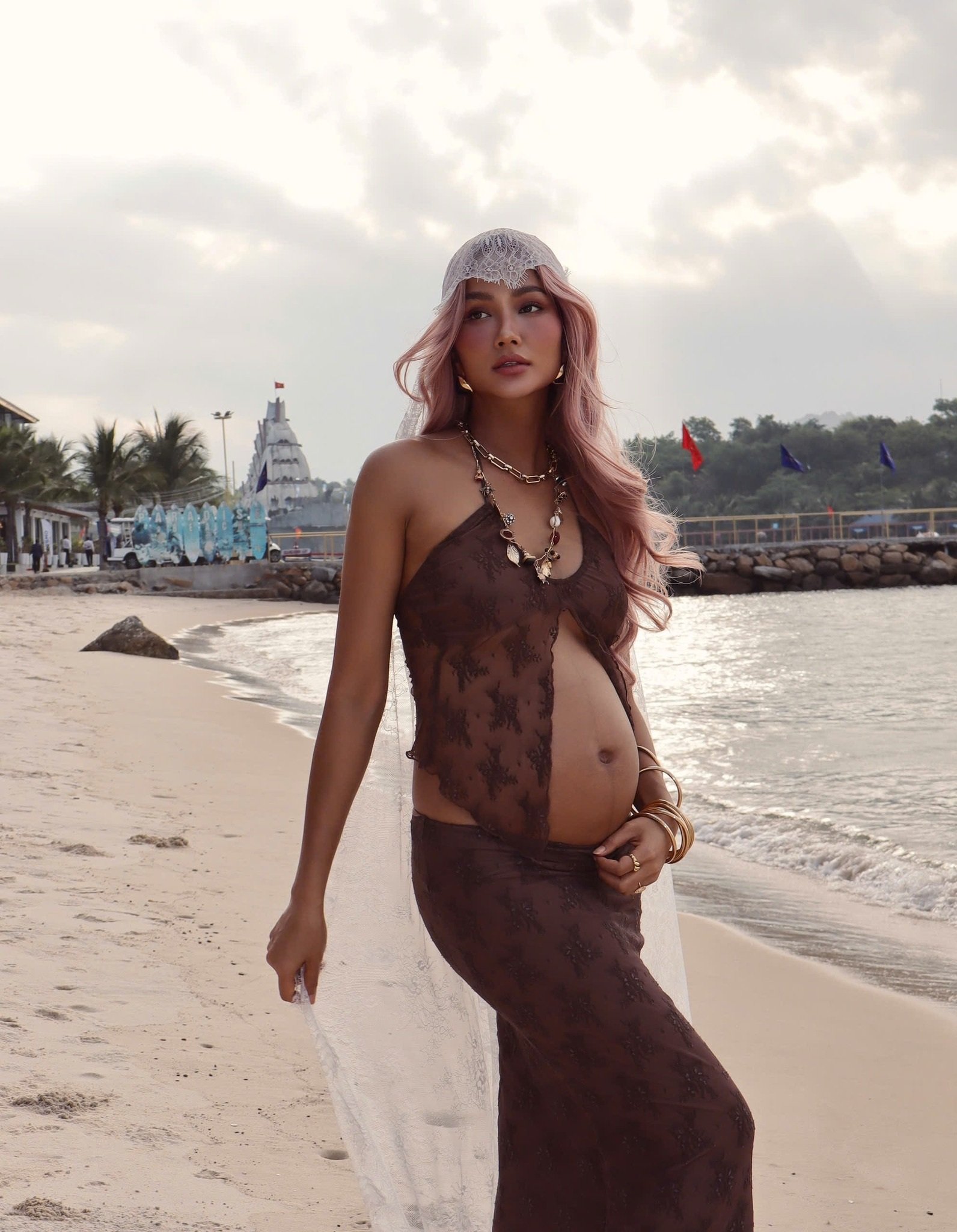 H’Hen Niê và Tuyết Lan: Cuộc đọ sắc mẹ bầu sành điệu nhất showbiz - 5