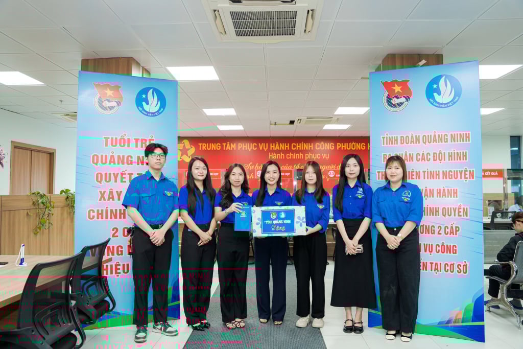 Le camarade Nguyen Phuong Thao, secrétaire de l'Union provinciale de la jeunesse, a offert des cadeaux et encouragé les équipes de jeunes volontaires dans les zones résidentielles le jour où les jeunes de la province ont lancé la propagande, guidé les procédures administratives et éliminé les difficultés et les obstacles dans la mise en œuvre du gouvernement local à deux niveaux dans la province de Quang Ninh.