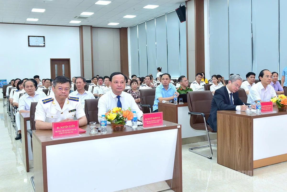 Các đại biểu dự lễ công bố.
