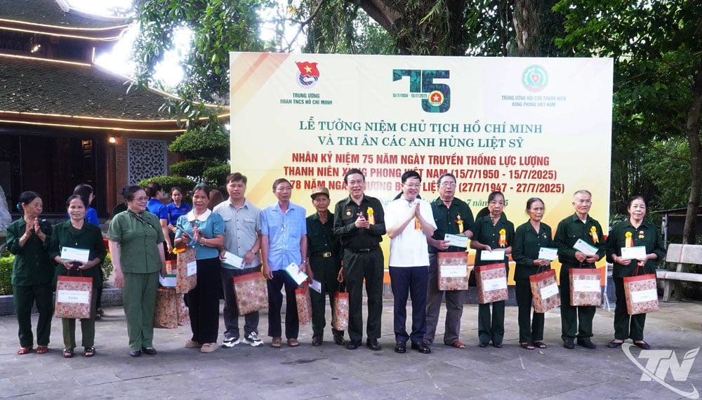 Đại diện Trung ương Hội Cựu TNXP Việt Nam và đồng chí Đinh Quang Tuyên, Phó Bí thư Tỉnh ủy, Chủ tịch Ủy ban MTTQ tỉnh Thái Nguyên, trao quà cho cựu TNXP có hoàn cảnh khó khăn, neo đơn.