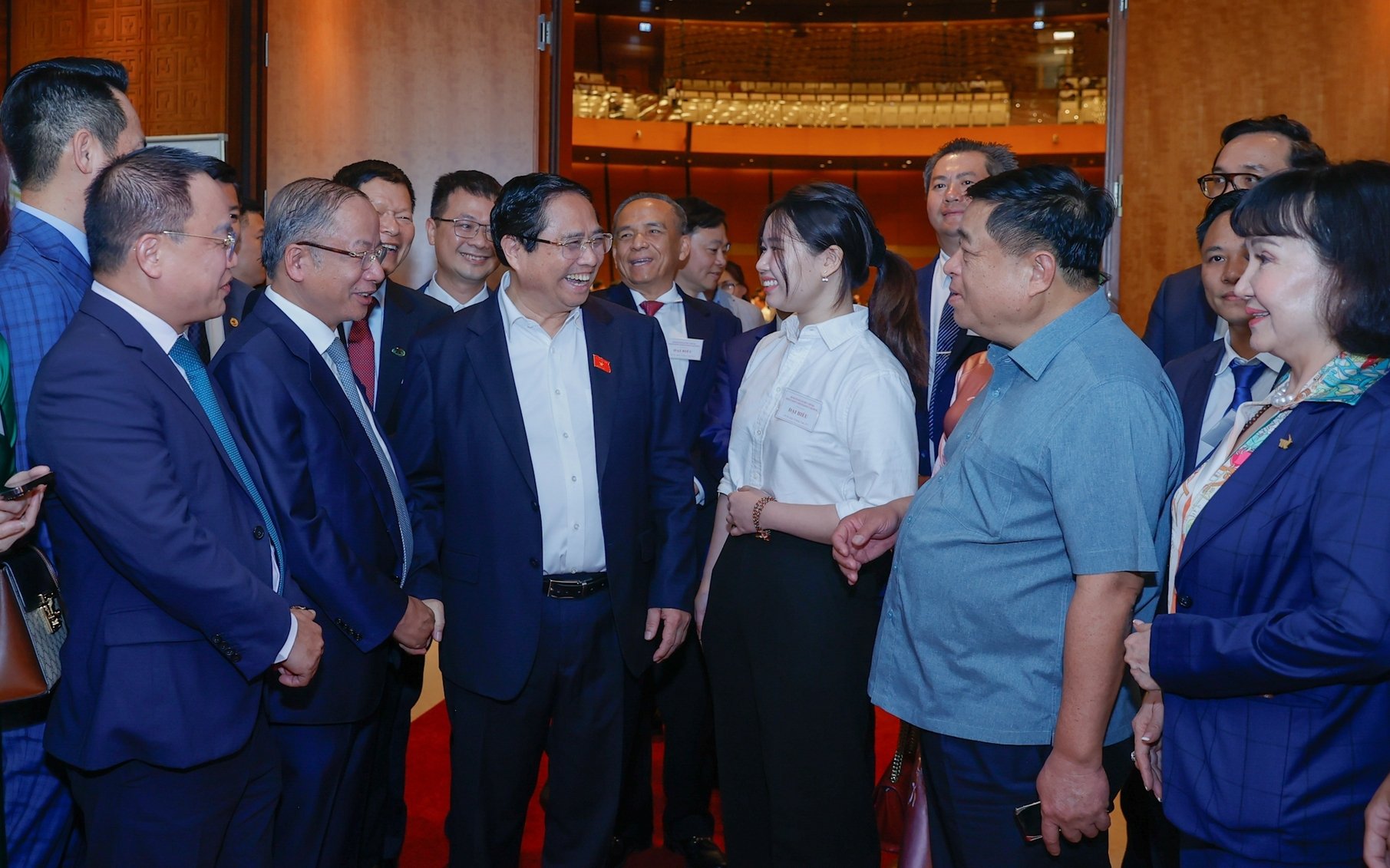 Thủ tướng Phạm Minh Chính trò chuyện với các doanh nhân bên lề Hội nghị quán triệt và triển khai thực hiện Nghị quyết 66 và Nghị quyết 68 của Bộ Chính trị. (Ảnh: VGP)