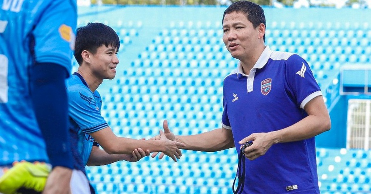 គ្រូ​បង្វឹក Anh Duc បាន​ជ្រើសរើស​កីឡាករ​ម្នាក់​ដែល​ធ្លាប់​ស្ថិត​ក្នុង​ចំណោម​កីឡាករ​មាន​ទេពកោសល្យ​វ័យ​ក្មេង​កំពូល​ទាំង ៤០​នាក់​ក្នុង​ពិភពលោក ដើម្បី​ជំនួស​កីឡាករ Hai Huy។