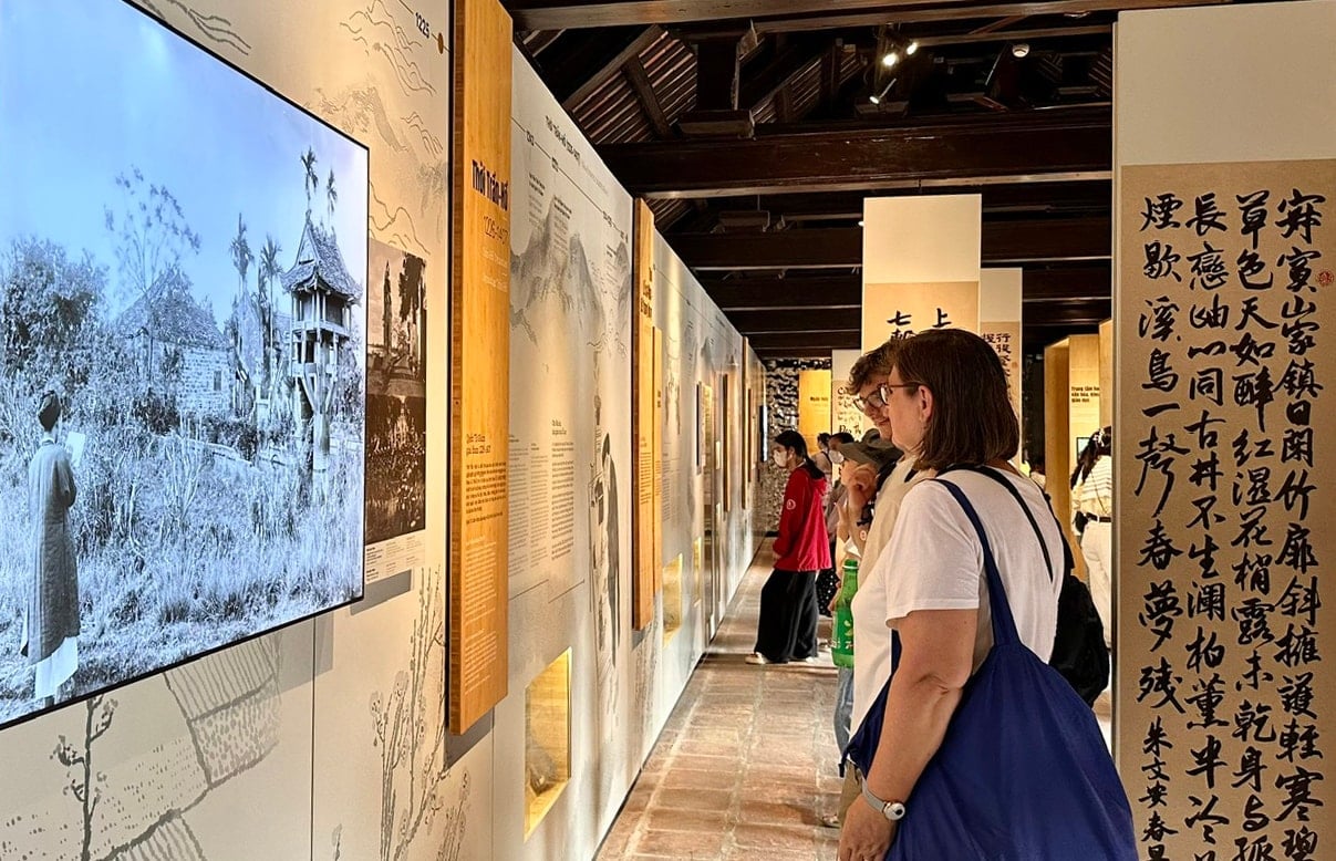 international-tourists-visit-the-bay-tu-giam-at-van-mieu-quoc-tu-giam-relic-site.-anh-hoang-quyen.jpg
