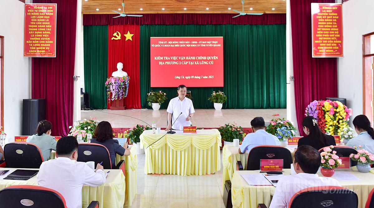 Đồng chí Chủ tịch HĐND tỉnh Nguyễn Văn Sơn chủ trì buổi làm việc với xã Lũng Cú.