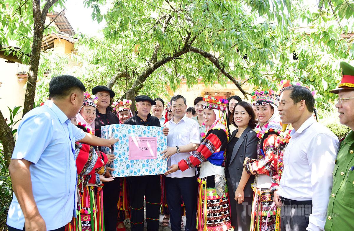 Đoàn công tác tặng quà nhân dân thôn Lô Lô Chải.