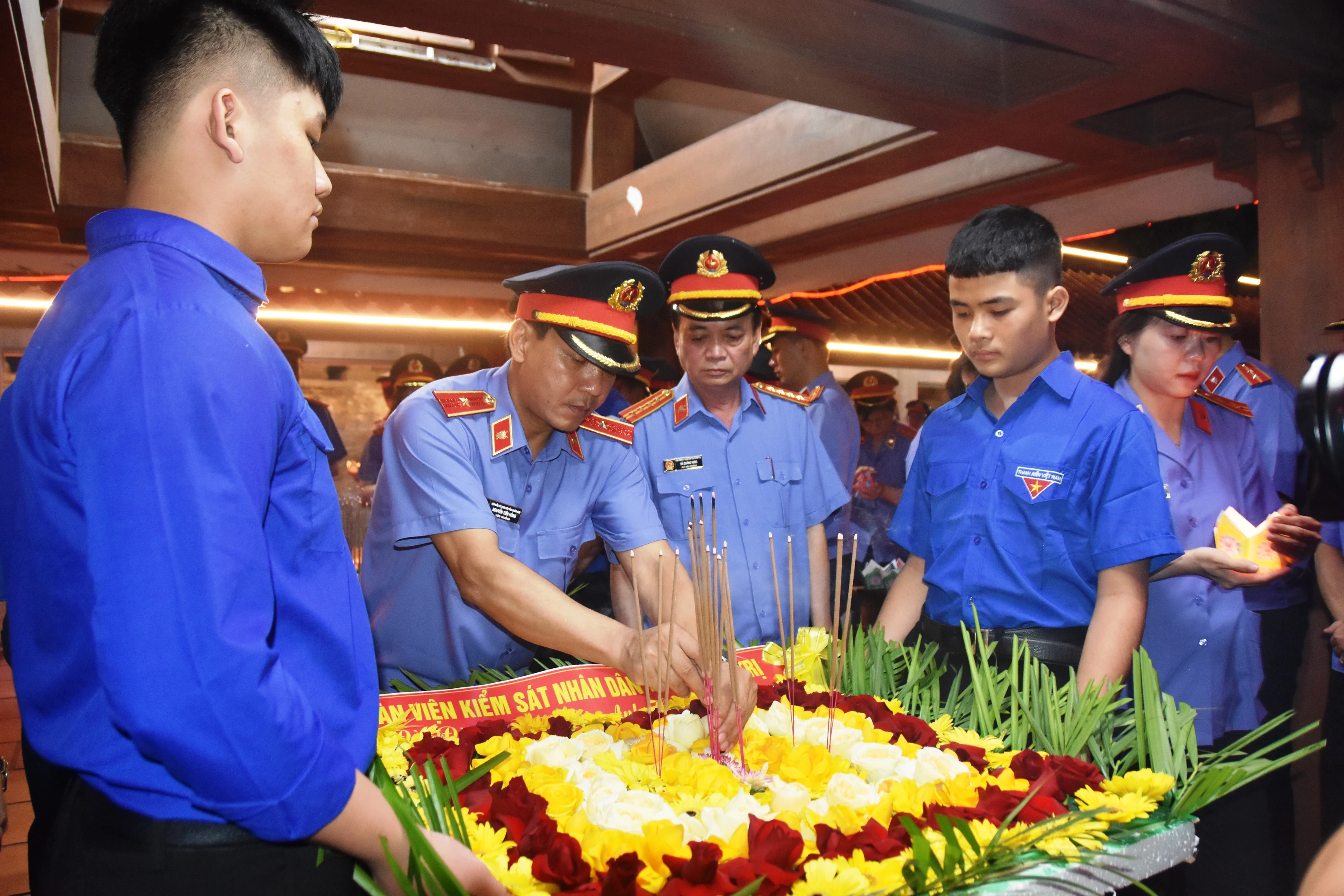 Viện kiểm sát nhân dân tỉnh Quảng Trị tổ chức “Đêm hoa đăng” tri ân các Anh hùng liệt sĩ