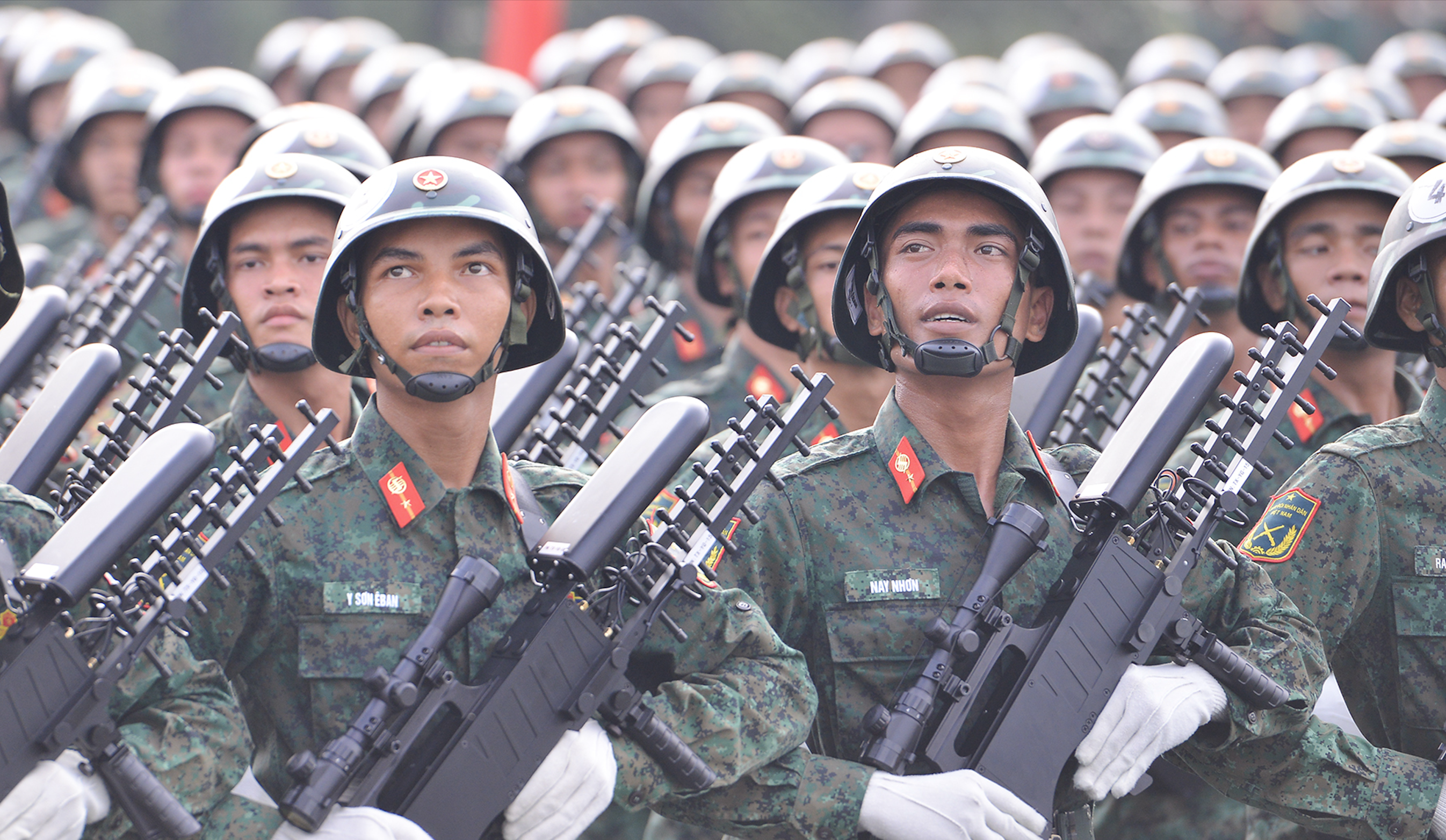 Hàng nghìn người đội nắng xem bộ đội hợp luyện diễu binh