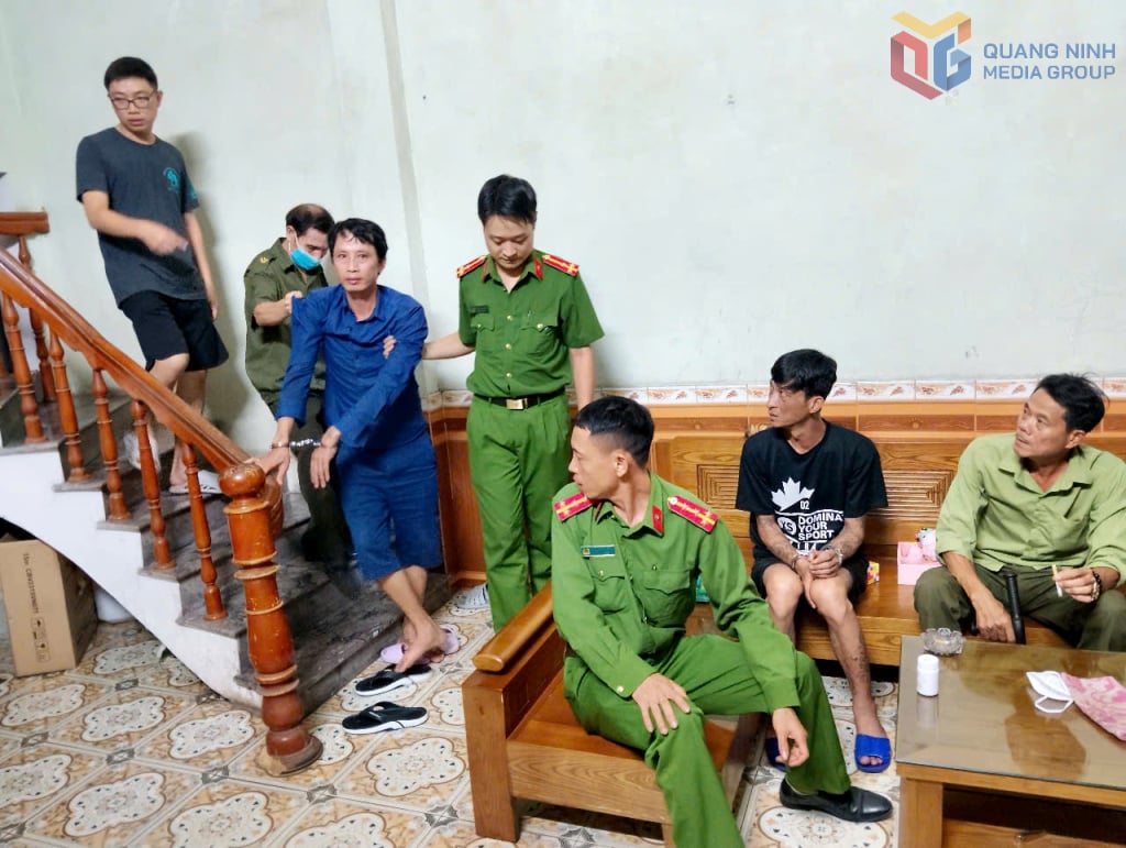 Công an phường Cao Xanh bắt giữ 2 đối tượng tổ chức sử dụng trái phép chất ma túy ngày 3/7/2025.