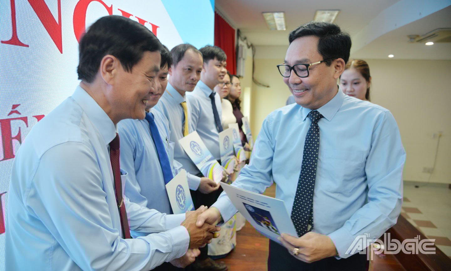 Phó Giám đốc BHXH khu vực XXXIII Võ Khánh Bình trao thưởng cho các cá nhân có thành tích xuất sắc trong thực hiện các phong trào thi đua yêu nước của ngành BHXH Việt Nam giai đoạn 2020 - 2025.