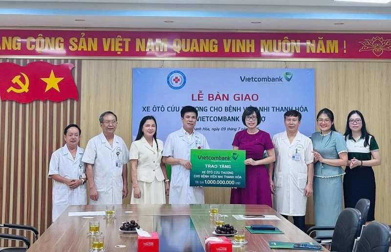 ធនាគារ Vietcombank Thanh Hoa បរិច្ចាគរថយន្តសង្គ្រោះបន្ទាន់ដល់មន្ទីរពេទ្យកុមារ Thanh Hoa