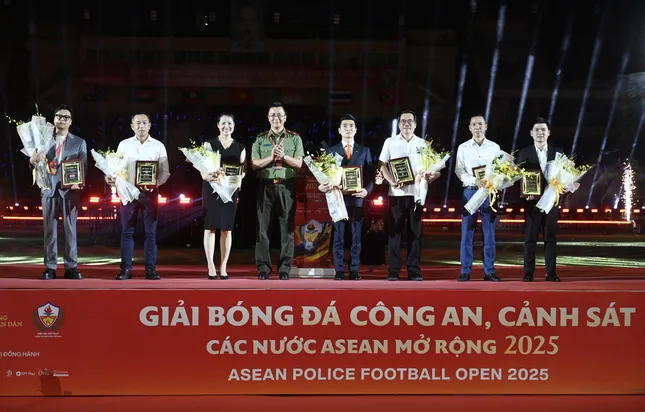 Premierminister nimmt an der Eröffnungszeremonie des ASEAN-Polizeifußballturniers 2025 teil. Foto 3