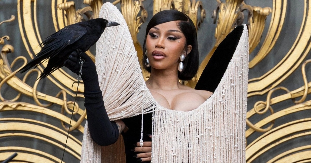 Cardi B ធ្វើអោយគ្រប់គ្នាភ្ញាក់ផ្អើលនៅពេលដែលនាងពាក់រ៉ូបដែលឈានដល់ក្បាលរបស់នាង ហើយថតជាមួយនឹងក្អែកពណ៌ខ្មៅ។