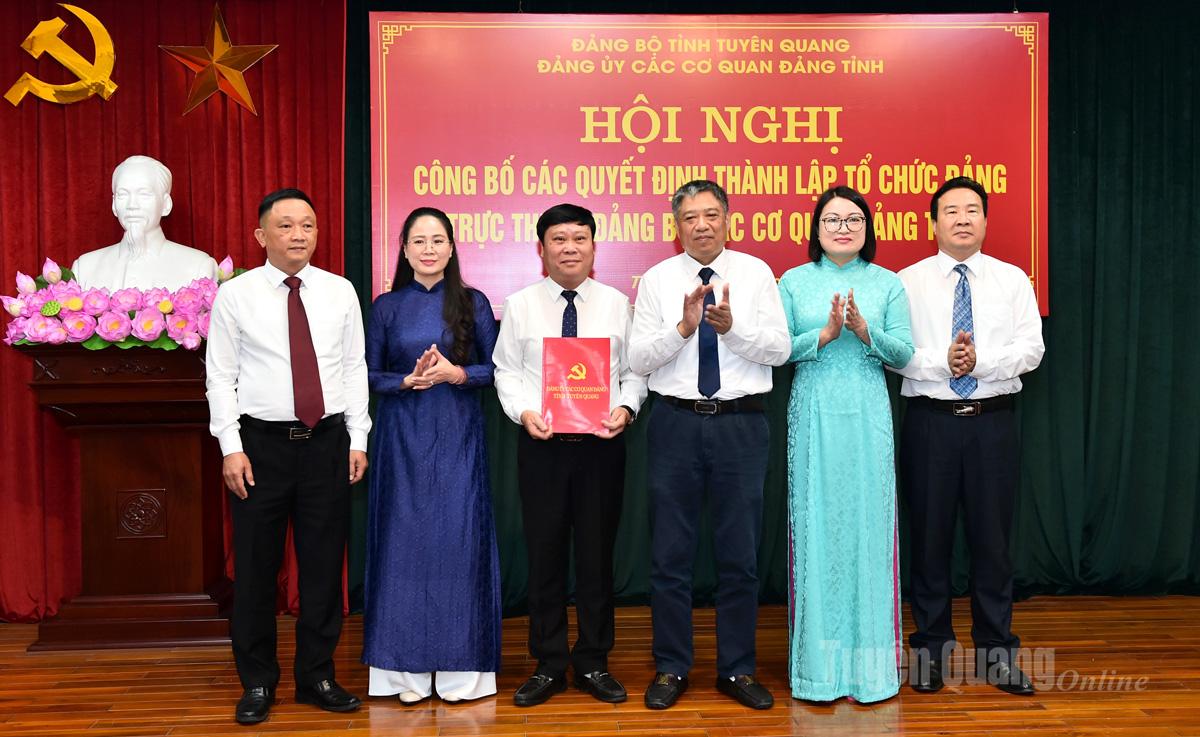 សមមិត្ត Nguyen Hong Trang អនុលេខាអចិន្ត្រៃយ៍នៃគណៈកម្មាធិការបក្សនៃស្ថាប័នបក្សខេត្តបានបង្ហាញពីសេចក្តីសម្រេចតែងតាំងគណៈកម្មាធិការបក្សដល់គណៈកម្មាធិការបក្ស កាសែត វិទ្យុ និងទូរទស្សន៍ខេត្ត។