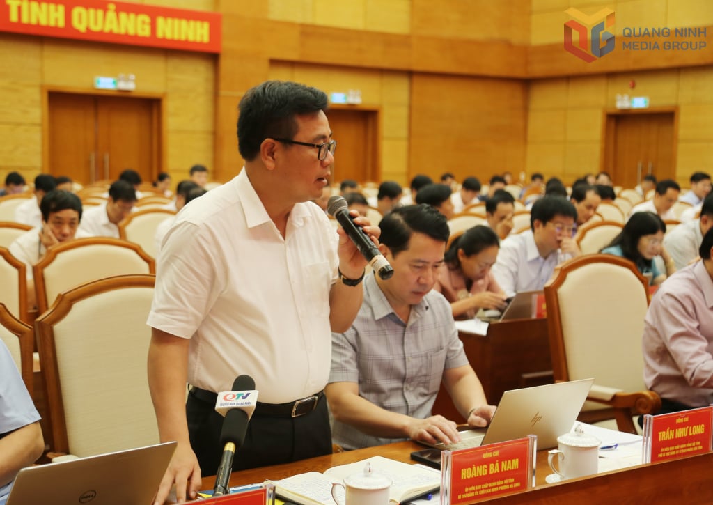 Đồng chí Hoàng Bá Nam, Bí thư Đảng ủy phường Hạ Long, phát biểu tại hội nghị.