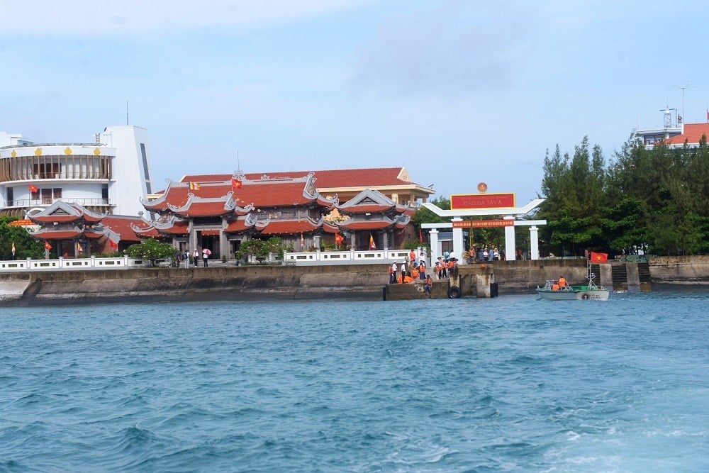 Điểm tựa giữa… trùng khơi - ảnh 2