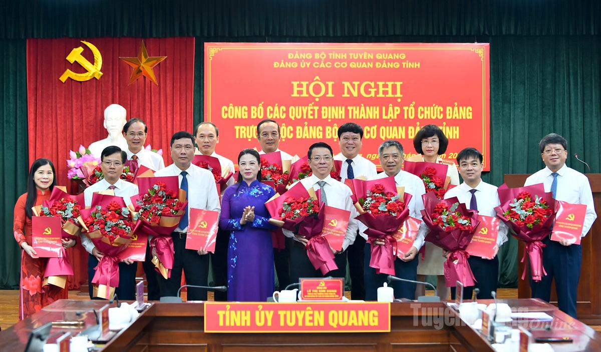 សមមិត្ត Le Thi Kim Dung អនុប្រធានអចិន្ត្រៃយ៍នៃគណៈកម្មាធិការបក្សខេត្ត លេខាគណៈកម្មាធិការបក្សនៃស្ថាប័នបក្សខេត្ត បានធ្វើបទបង្ហាញអំពីសេចក្តីសម្រេចស្តីពីការបង្កើតដល់កោសិកា និងគណៈកម្មាធិការបក្សដែលជាប់ពាក់ព័ន្ធ។