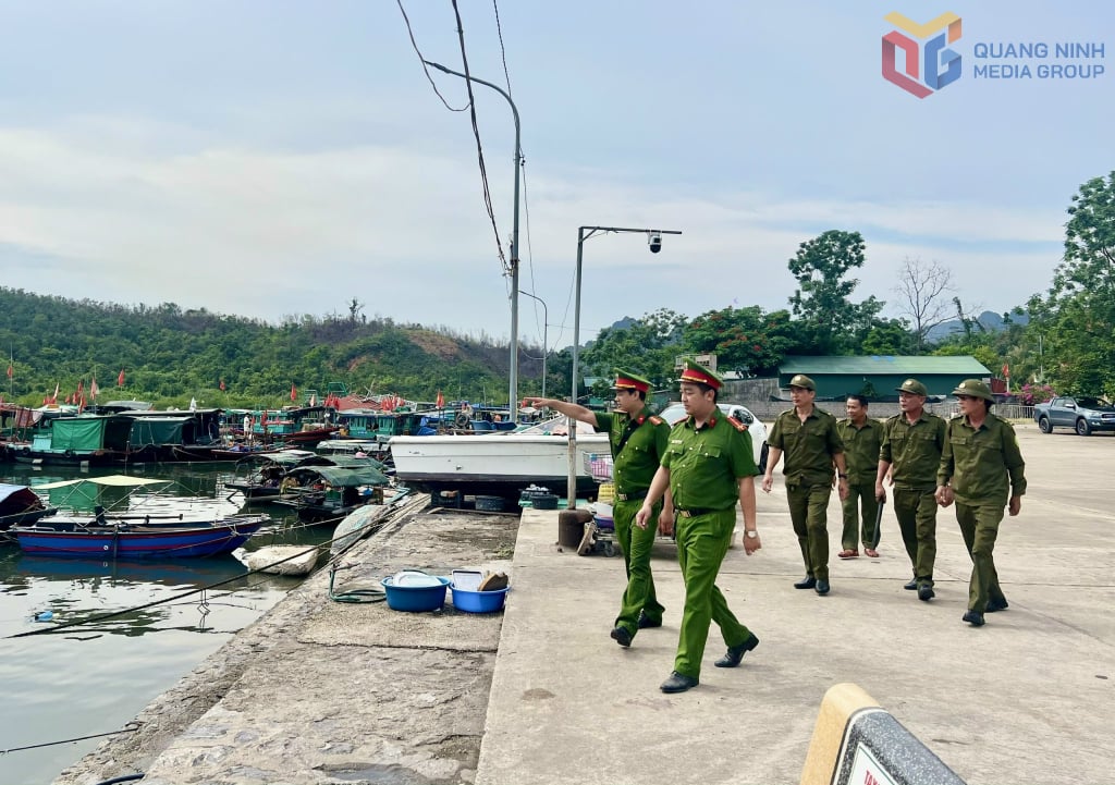 Công an phường Hà Tu triển khai kiểm tra, rà soát địa bàn.