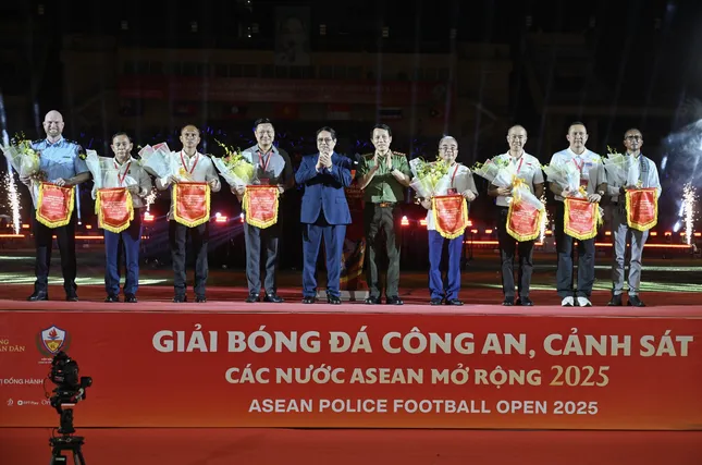 Premierminister nimmt an der Eröffnungszeremonie des ASEAN-Polizeifußballturniers 2025 teil. Foto 1