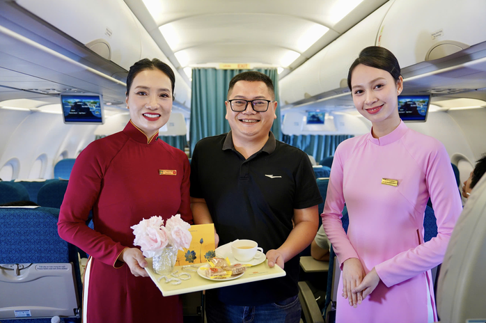 Vị khách đặc biệt thứ 350 triệu của Vietnam Airlines nhận quà "khủng"- Ảnh 1.