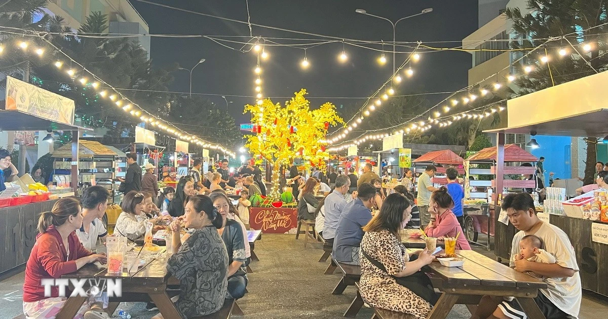 Ho Chi Minh City: Need specific solutions to make the night-time economy "shine" more